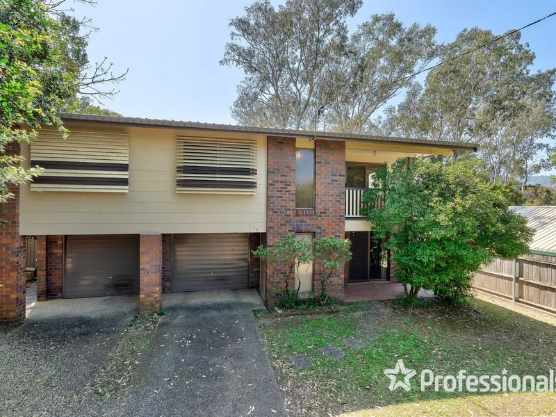 Family home backing onto the park!