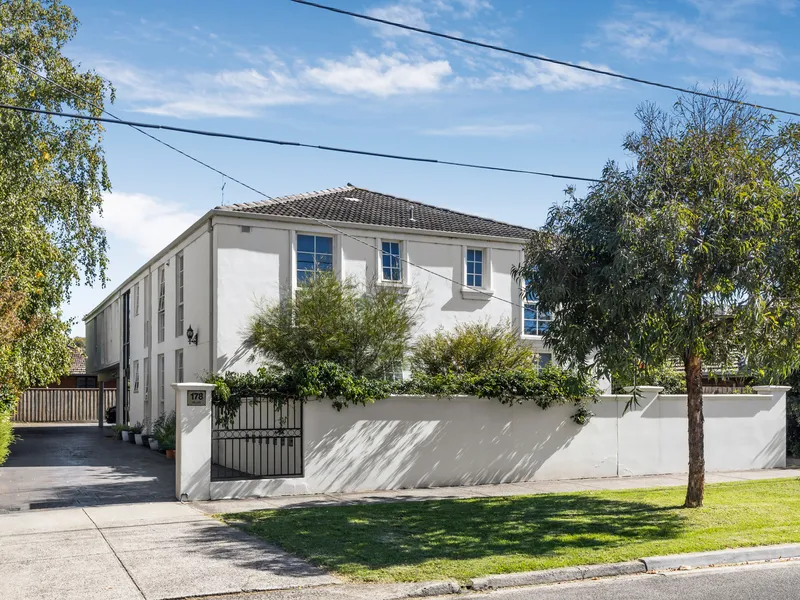 Spacious, Light + Bright 2 bedder!