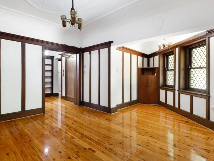LARGE ART DECO APARTMENT WITH SUNROOM