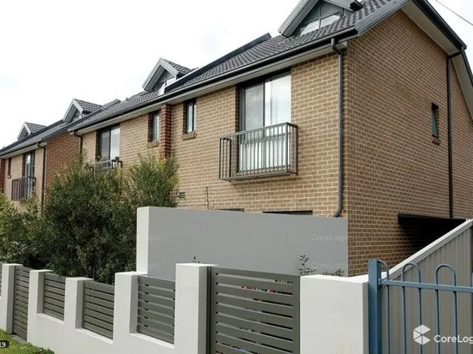 Three Beds Fantastic Townhouse for LEASE 