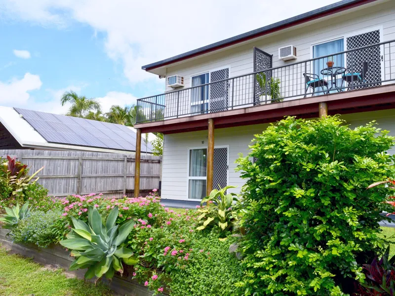 Light, Bright and Modern Townhouse Across from the Beach & Dunk Island