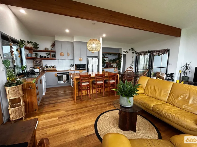 Stunning 3-Bedroom Home in Salway Close