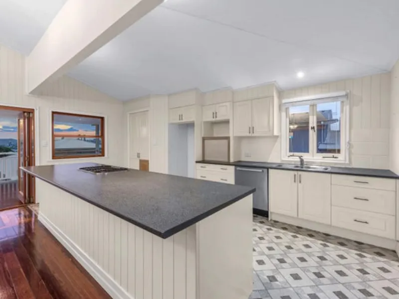 QUEENSLANDER WITH CITY VIEWS CITY