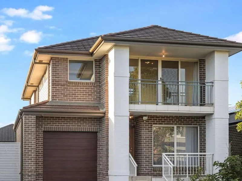 Bright Stunning Near NEW 4 Bed House