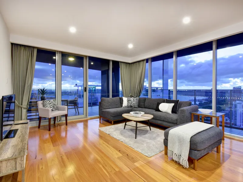 BREATH TAKING RIVER & CITY VIEWS ON THE 21ST FLOOR LIKE NO OTHER