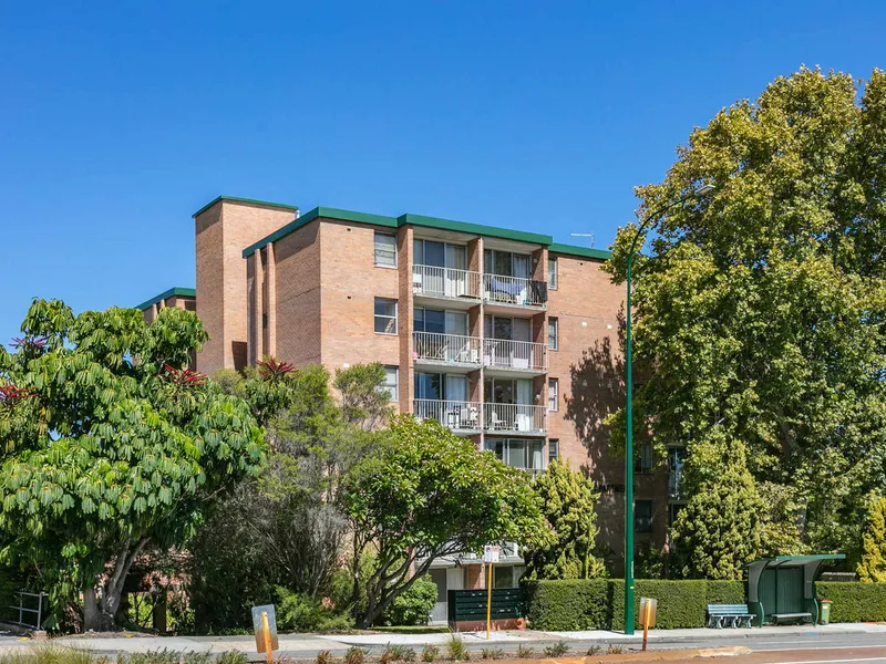 UNDER OFFER!!!