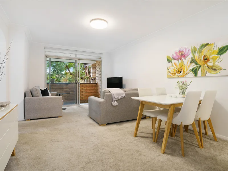 Stylishly refreshed 2-bedroom apartment close to everything