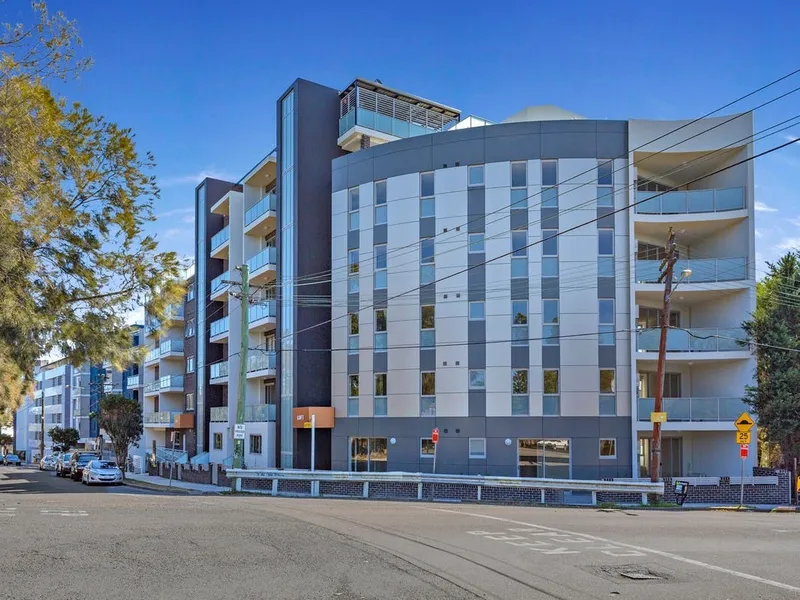 Large modern 2 bedroom apartment - Top floor position