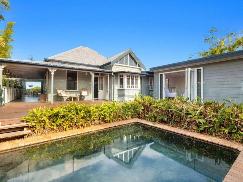 FURNISHED CHARACTER QUEENSLANDER HOME WITH OCEAN VIEWS! SHORT TERM LEASE ONLY.
