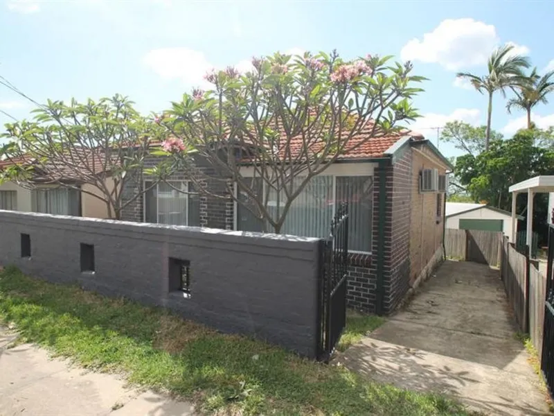 Ideally located close to transport and shops!!