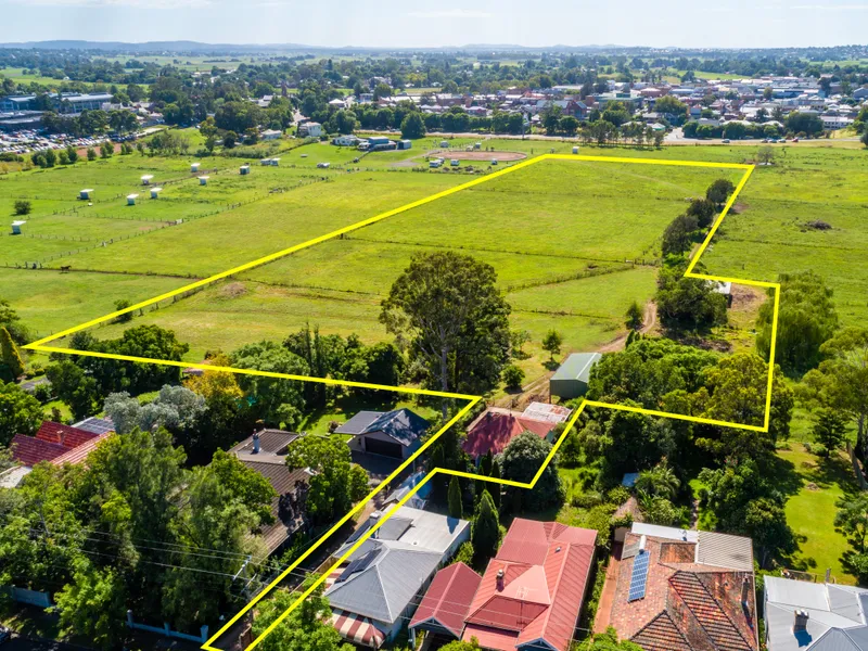 EXTREMELY RARE SMALL ACREAGE IN ONE OF MAITLANDS BEST STREETS!