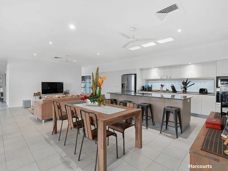 Beautiful Family Home - Huge Undercover Outdoor Area