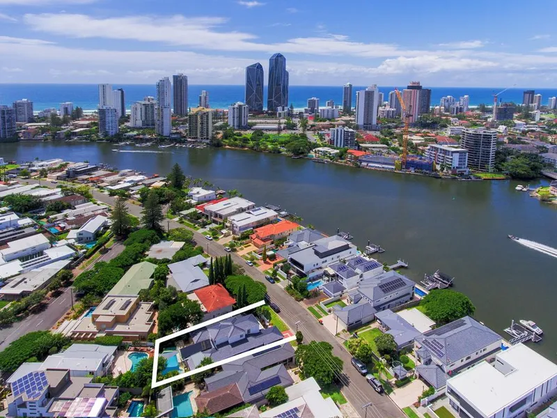 Amalfi Drive - Large Family Home