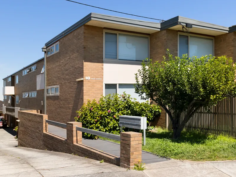 SPACIOUS APARTMENT WITH BEACH VIEWS