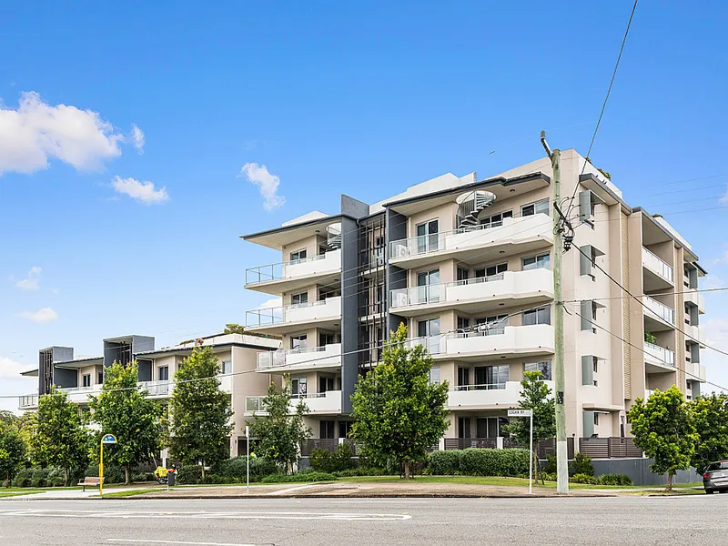 Spacious and stylish living in the heart of Holland Park West