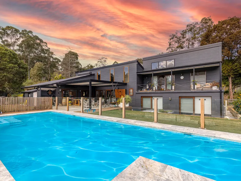 MODERN FARMHOUSE ON A BOUTIQUE ACREAGE