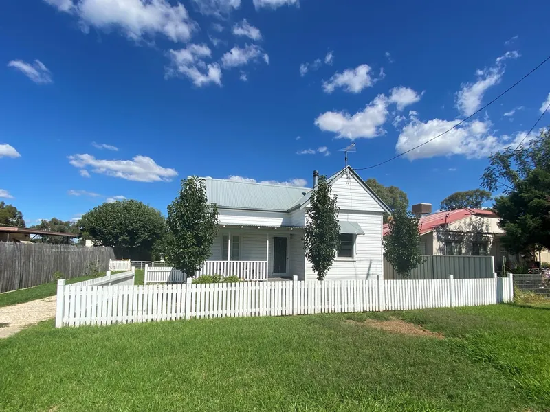 COUNTRY COTTAGE LIVING AT ITS BEST