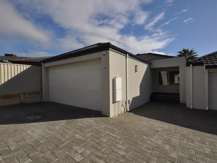 Quiet Middle Unit - Large park across the road