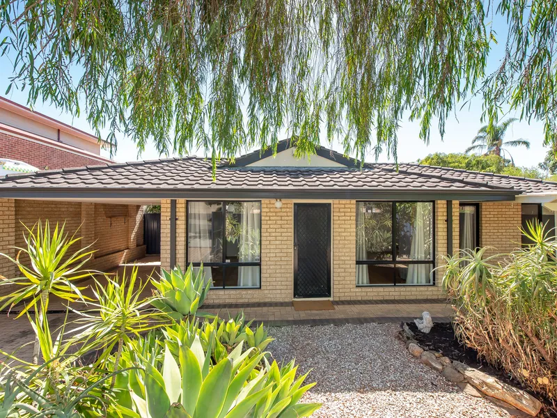 Street front villa on Vic Park Border