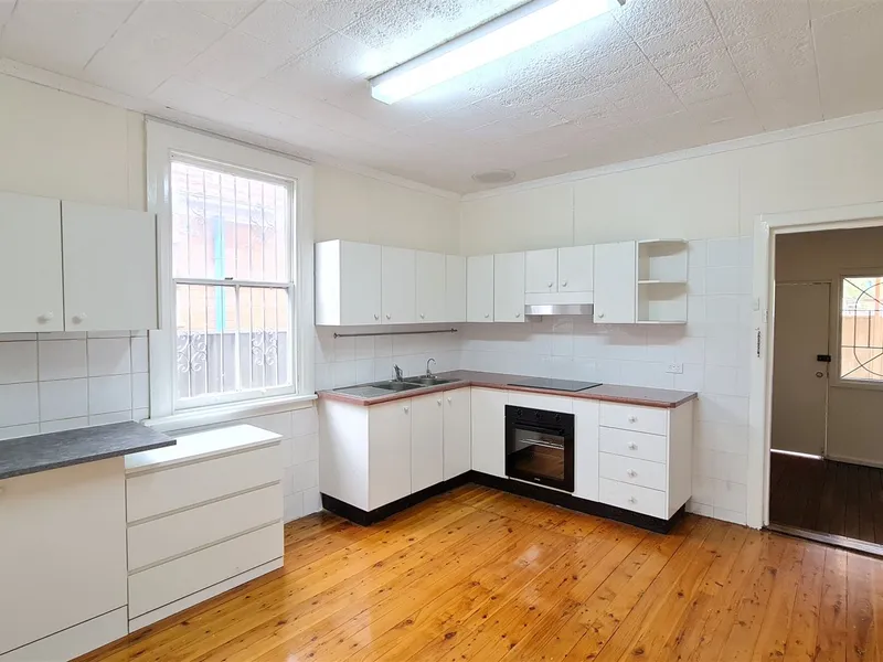 PRIME Location! 4 bedrooms house for lease!