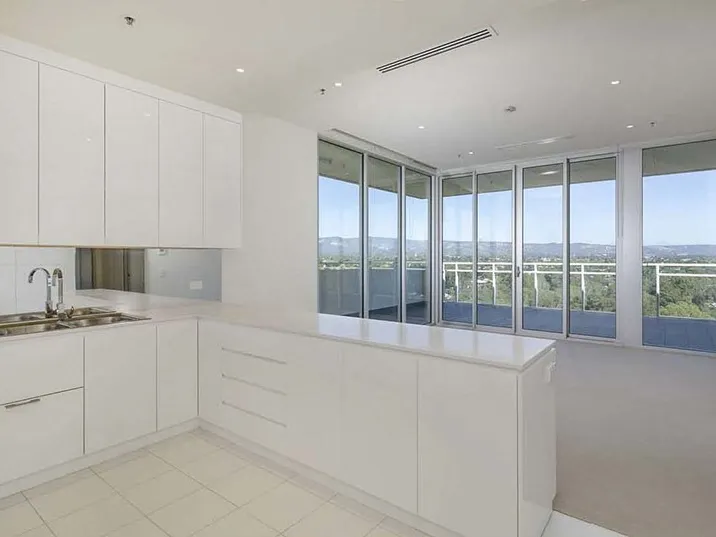 STUNNING 2 BEDROOM APARTMENT WITH CITY VIEWS!!