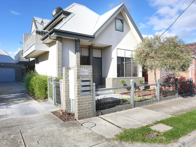 MODERN TWO BEDROOM TOWNHOUSE IN THE HEART OF NORTHCOTE