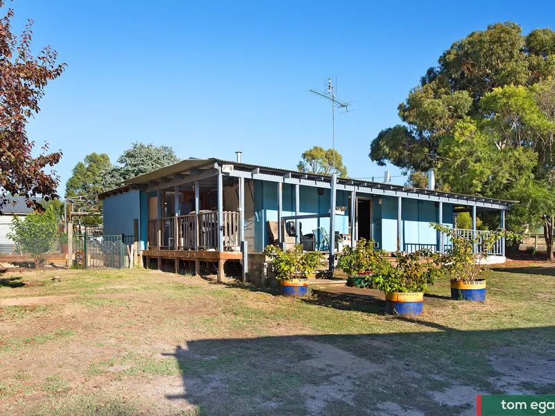 Country living on 6534m2. Stamp your own personality and reap the rewards.