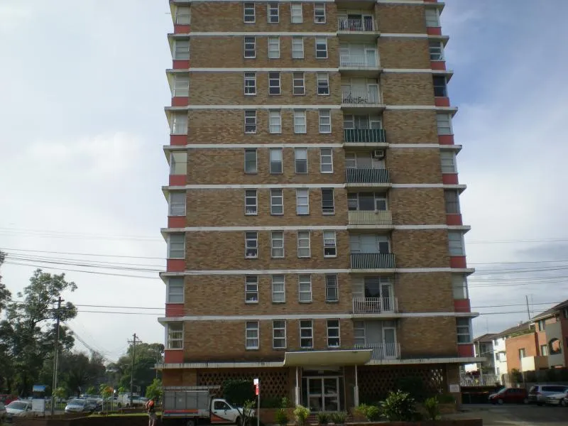 GOOD SIZE ONE BED IN SECURE BUILDING-Special offer $350