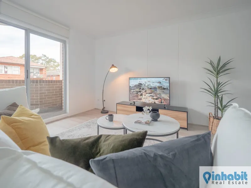 A FULL Brick Oversized 2 Bedroom Apt in central Location