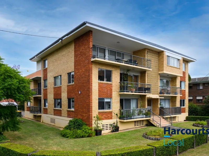 Spacious Top-Floor Unit in Prime Clayfield Location