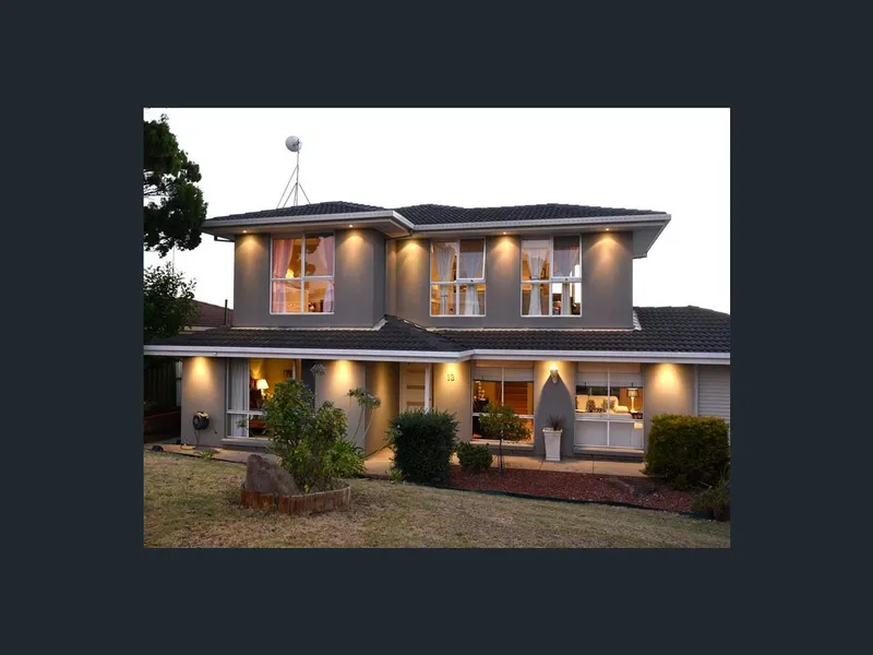 Executive lifestyle in a beautiful large 5 bed 3 bath family home