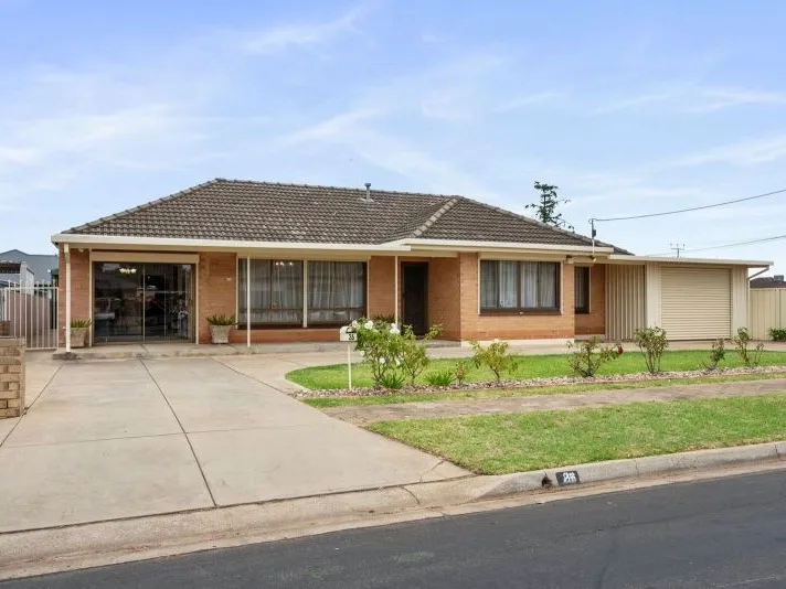 Sensational Family home on huge block of 931m2