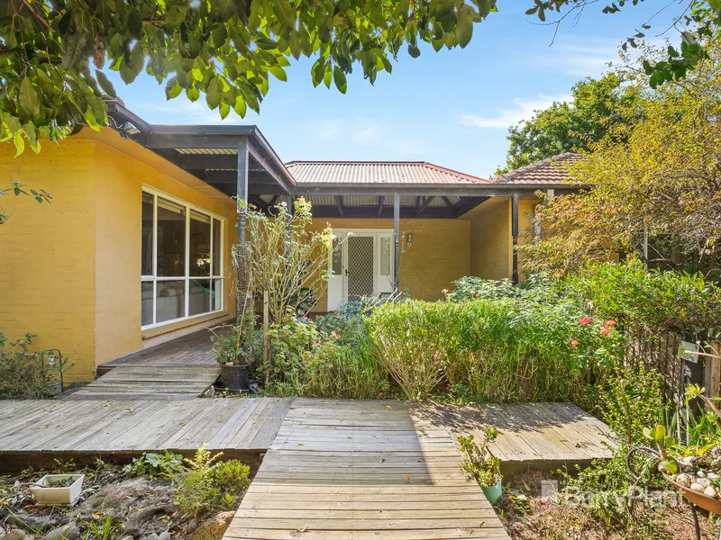 Rustic charm and privacy off Emma Road.