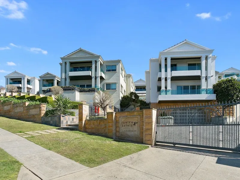 Premium One-Level Apartment with City and Waterviews