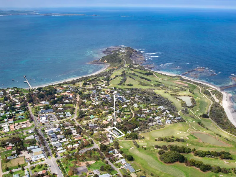 Streamlined Flinders luxury leading onto the 11th tee