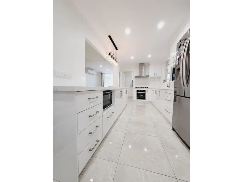STYLISH FAMILY HOME! RENOVATED AND READY TO MOVE IN! PLUS STUDIO WITH ENSUITE! 