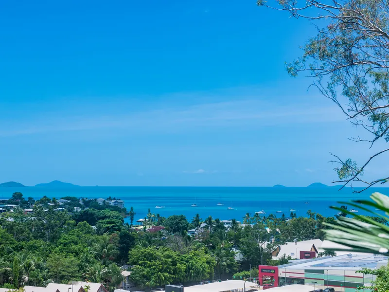 Stylish Airlie Beach Executive Residence