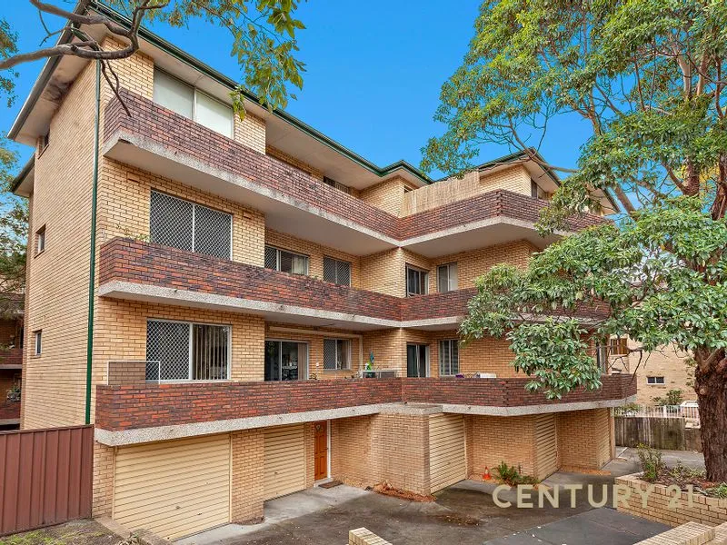 CARLTON LIVING - LARGE 2 BEDROOM !! 1 WEEK'S FREE RENT! 