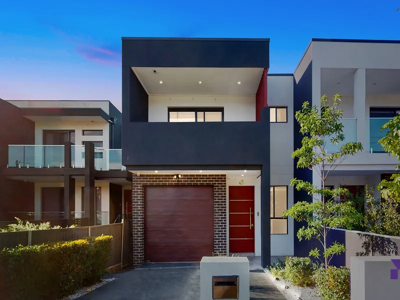 Exceptional full brick contemporary duplex set in a cul-de-sac setting