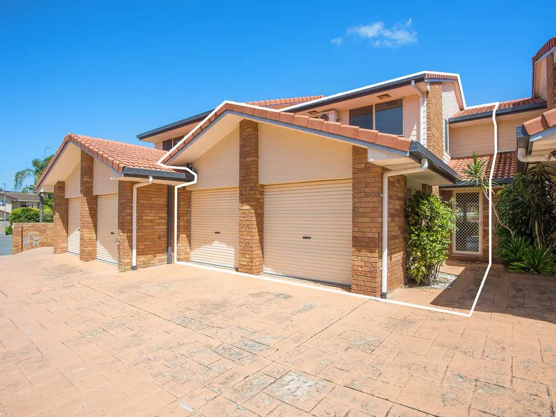 SENSATIONAL TOWNHOUSE - SMALL BLOCK OF 4 COMPLETE WITH DOUBLE GARAGE