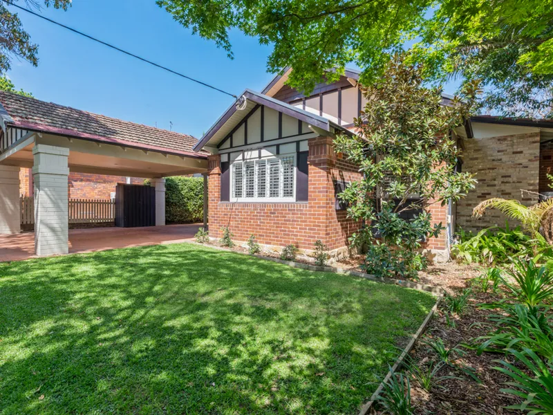 Family Home in Willoughby with Swimming Pool