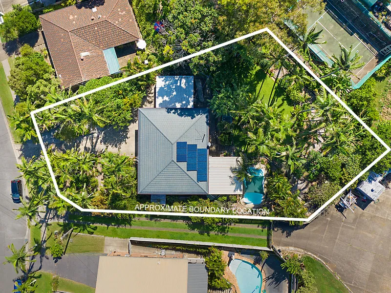 HIGHSET HOME  ON OVER 1/4 ACRE......ONLY MINUTES TO BRISBANE CBD