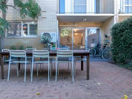 GROUND-FLOOR APARTMENT IN THE HEART OF INGLEWOOD