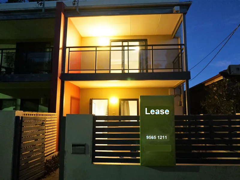 Spacious modern terrace in great location