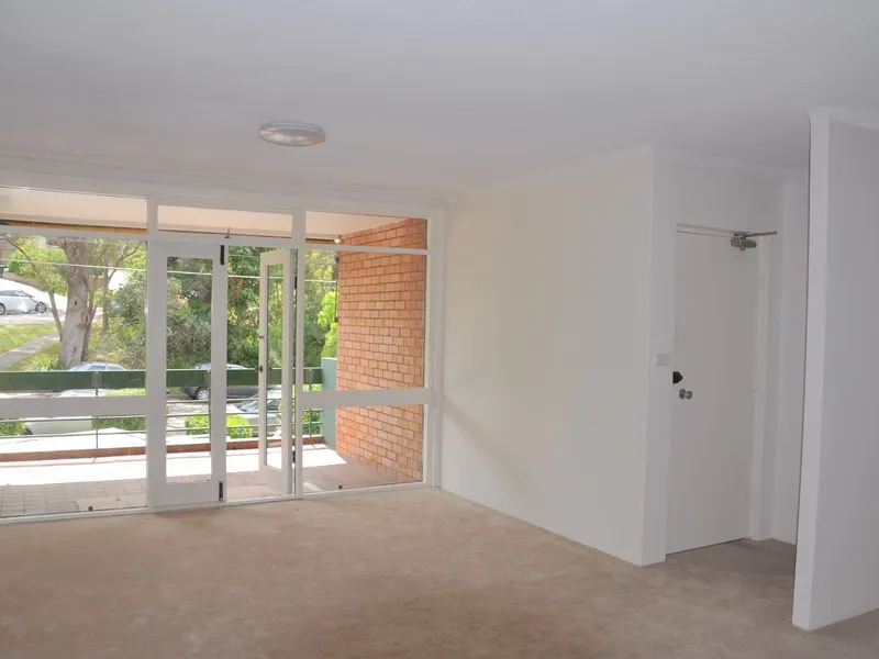 Spacious 3 Bedrooms Apartment in Convenient Location!
