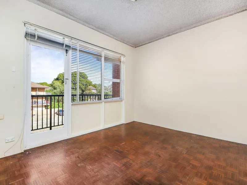 TOP FLOOR - CONVENIENT LOCATED