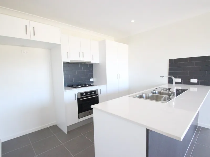 MODERN & SPACIOUS 3 BED 2 BATH DUPLEX WITH DOUBLE LOCK UP GARAGE