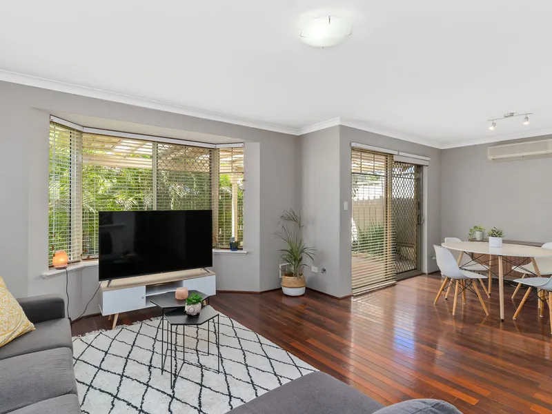 BE QUICK, FRONT VILLA OPPOSITE PARK. GREAT INVESTMENT!