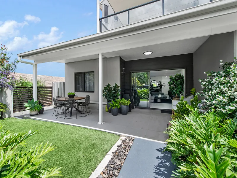 BLISSFUL LIVING IN COURTYARD APARTMENT