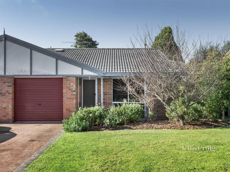 Stylish living in a garden setting